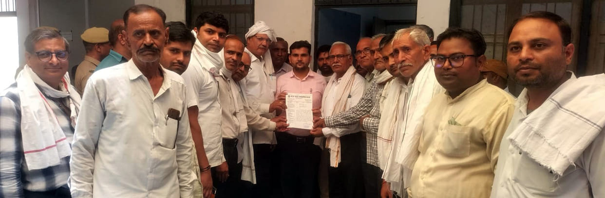 Bah lawyers protest against lathicharge in Lucknow