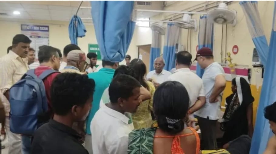 जख्मी छात्रा को इलाज करते डाक्टर व जख्मी छात्रा