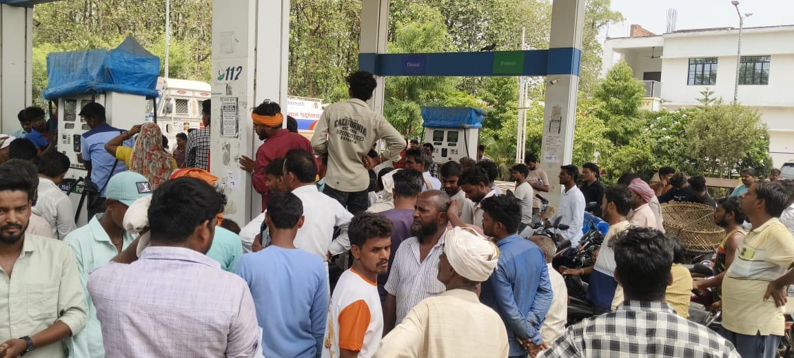Crowds flock to diesel pumps, 11 pumps dryCrowds flock to diesel pumps, 11 pumps dry