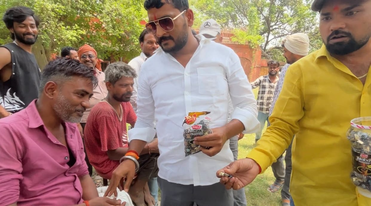 Youth distributed melody and took taunt on gas crisis