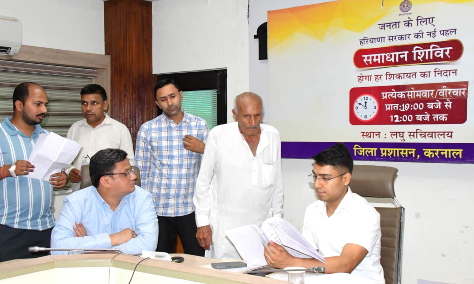 नगर निगम के सभागार में लोगों की शिकायत सुनते एडीसी डॉ. राहुल रईया। सूचना विभाग
