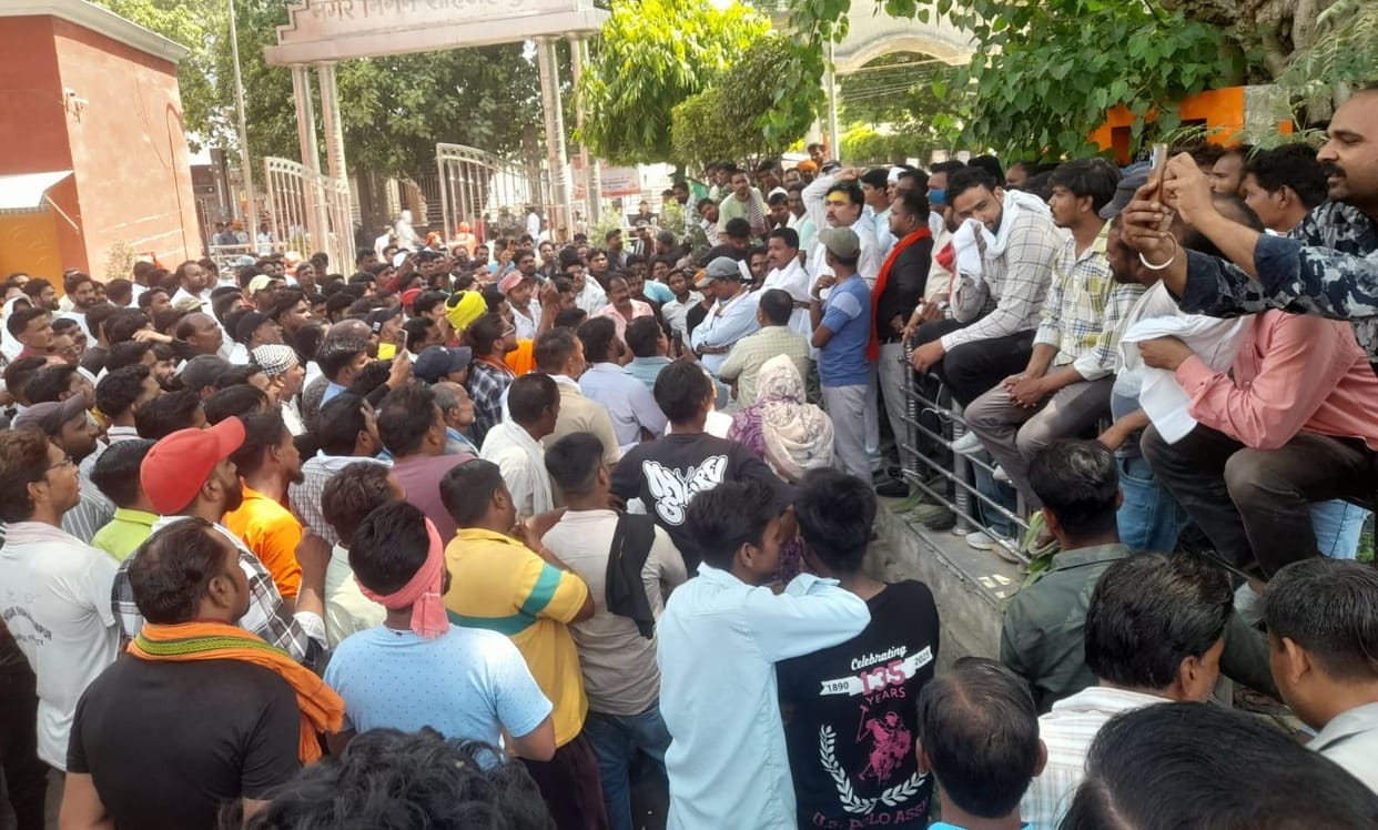 Municipal sanitation workers go on strike again, city covered in filth