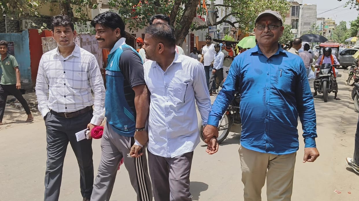 vigilance action against corruption in rohtas cs office health department clerk arrest bihar news