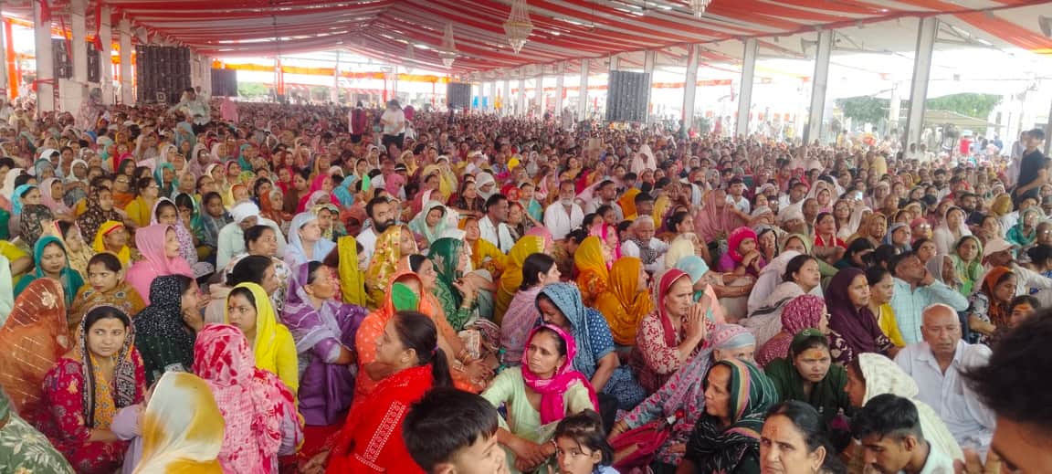  नई अनाज मंडी घरौंडा में चल रही श्री शिव पुराण कथा में प्रवचन सुनते श्रद्धालु। संवाद