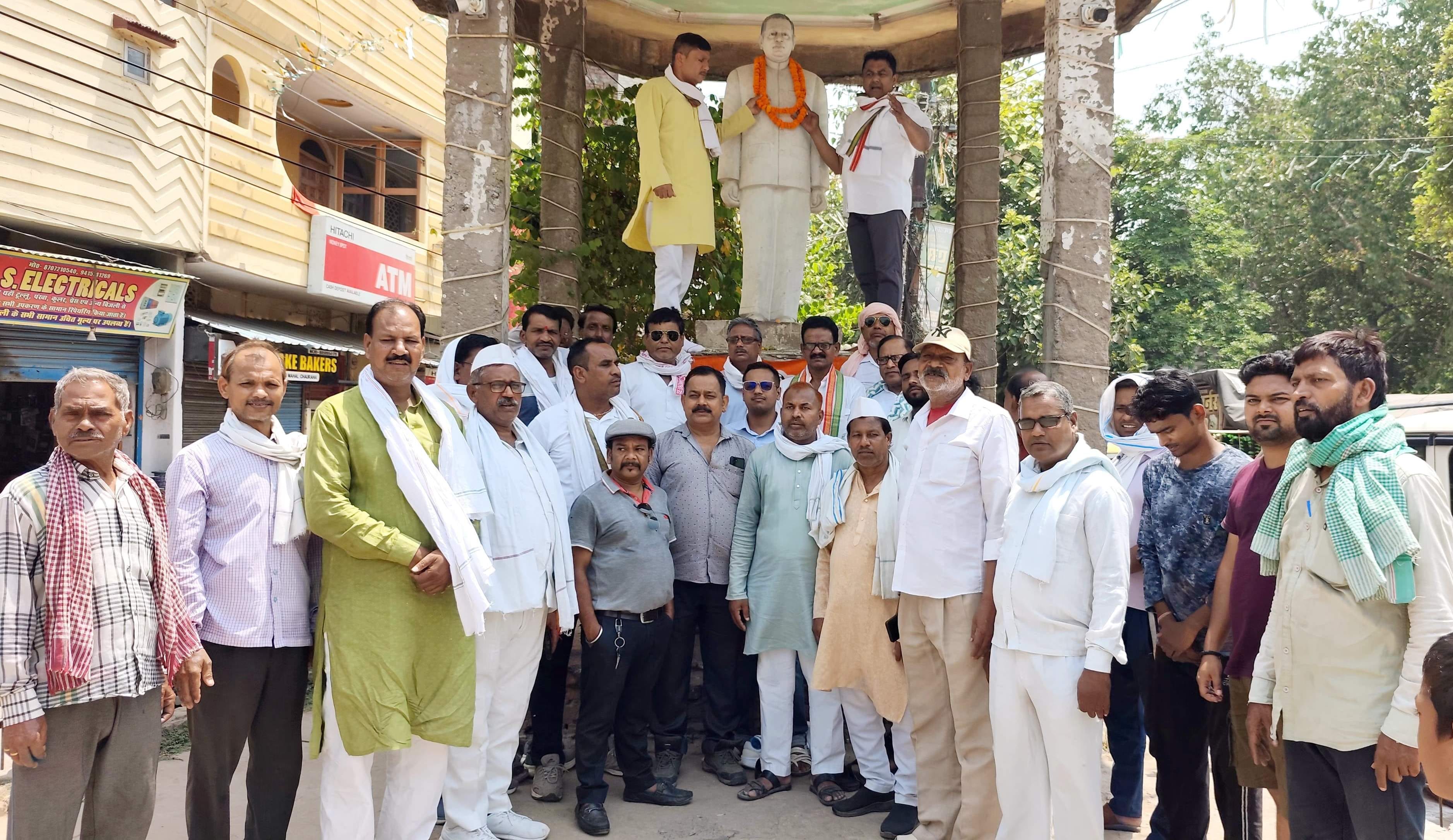 पीडीडीयू नगर में पूर्व प्रधानमंत्री राजीव गांधी की पुण्यतिथि मनाते कांग्रेस कार्यकर्ता। स्रोत:
