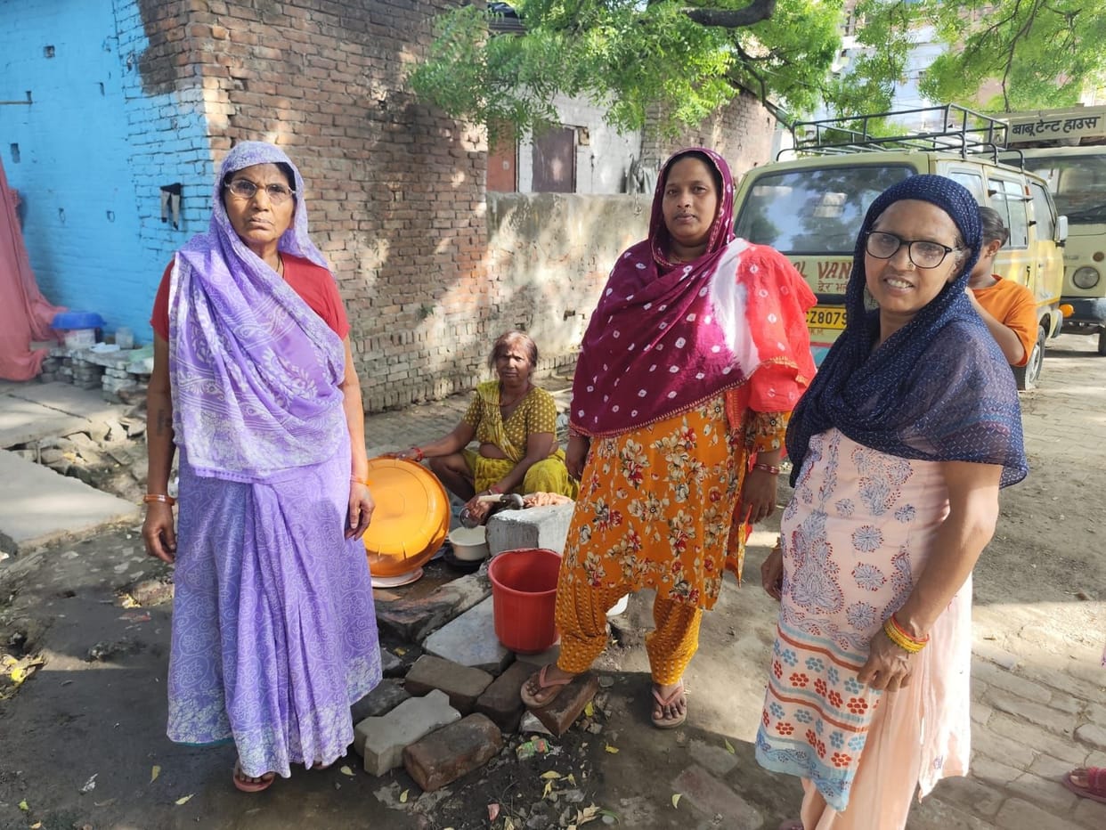The people of Lakdi Mohalla are troubled by the water problem.