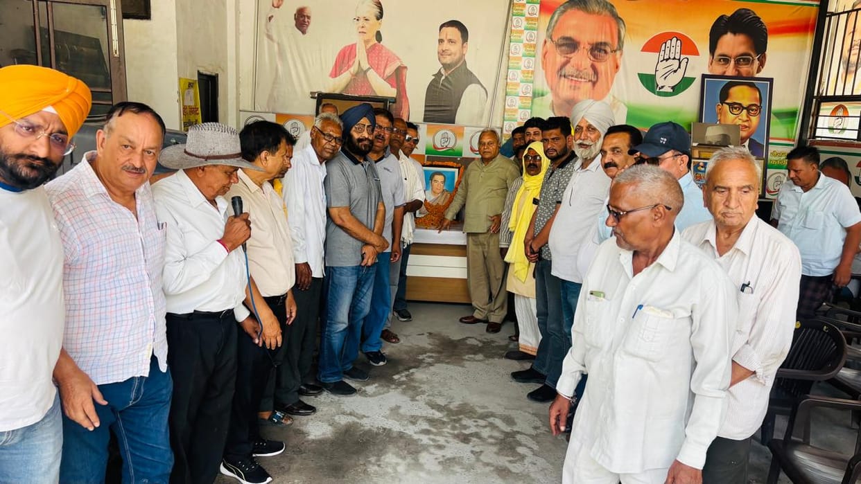 Congress members paid tribute to former Prime Minister Rajiv Gandhi