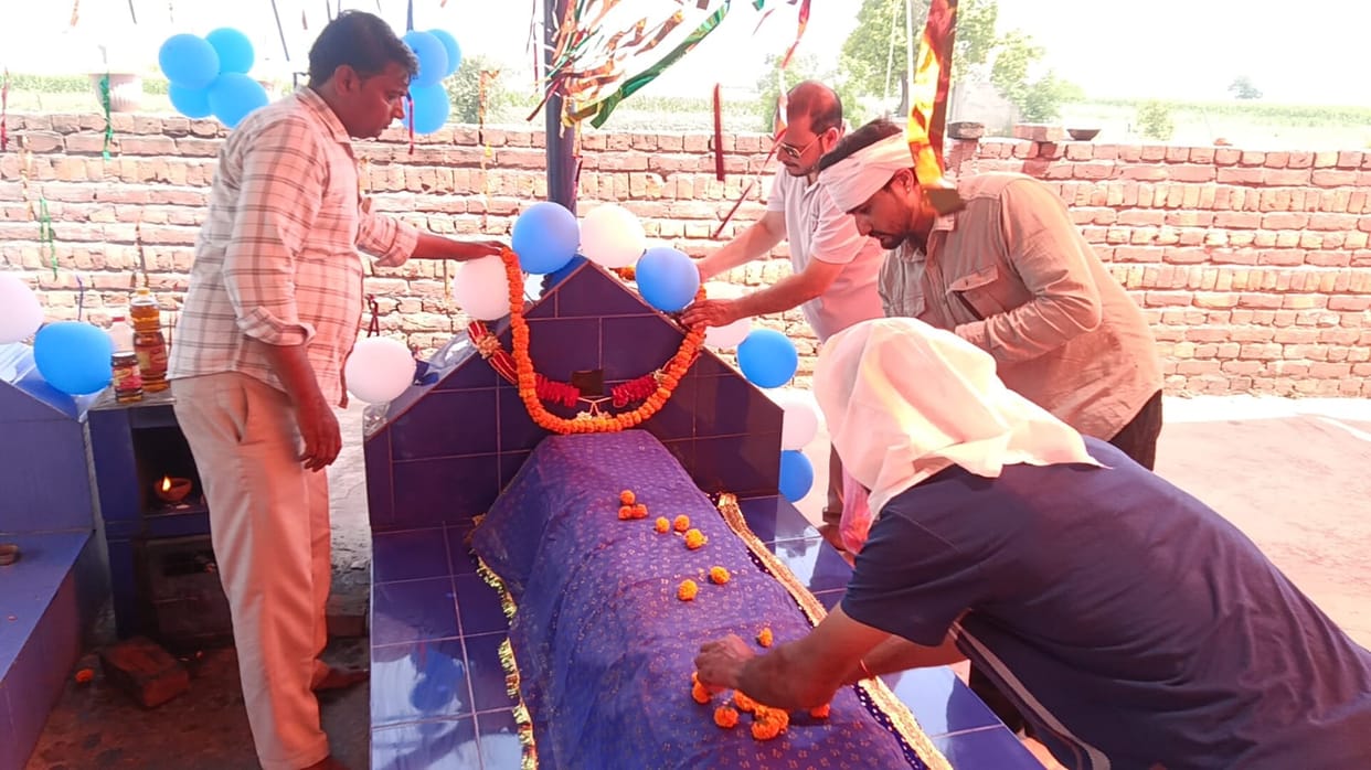 A community feast was organized at the shrine of Jandi Wale Peer