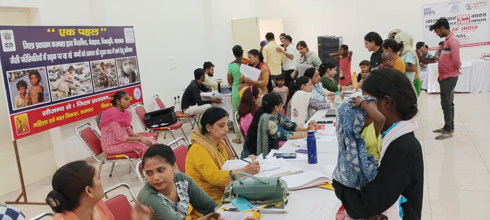 सेक्टर 32-33 के कम्युनिटी सेंटर में मेगा लीगल सर्विस कैंप के दौरान लोगों को सभी प्रकार की जानका