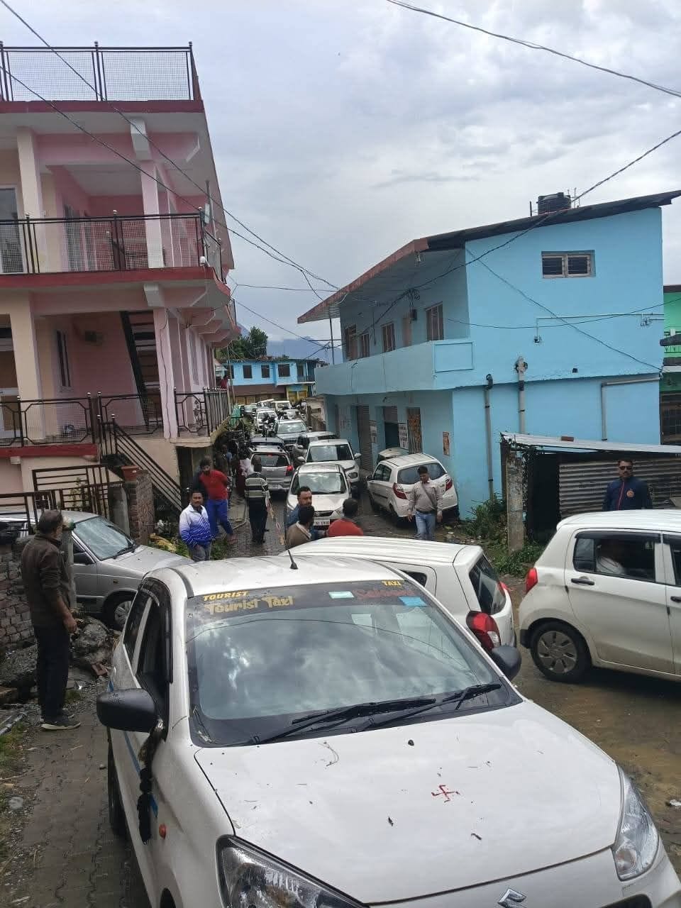 The wheels remained stopped for one and a half hours on the Saluni-Goth road, causing a jam of two kilometers.