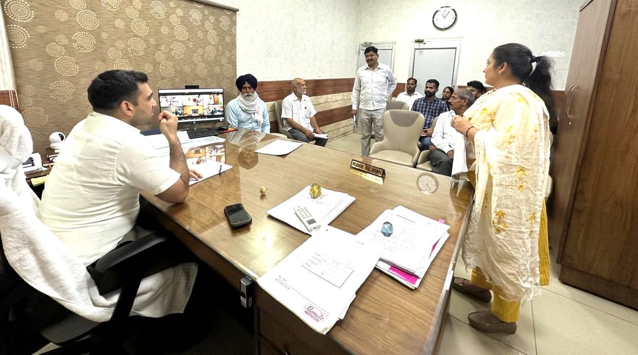 SDM Captain Pramesh Singh listened to public problems in the solution camp.