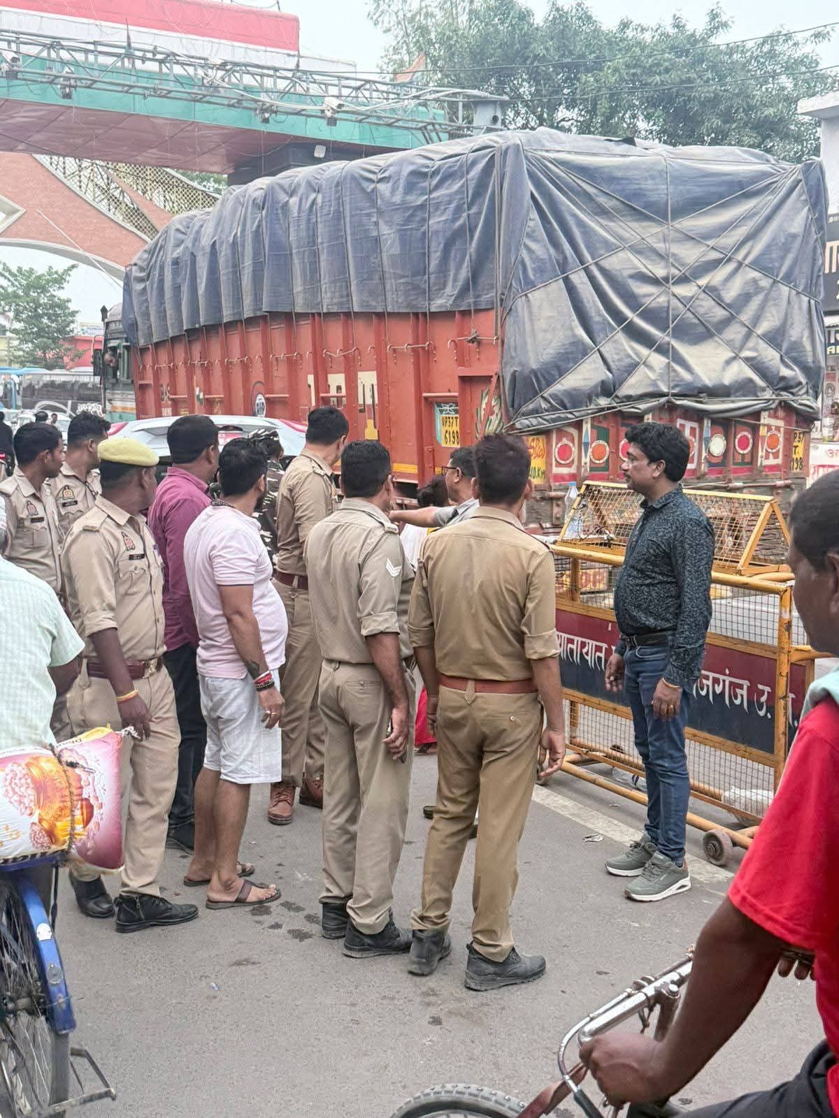Three-tier checking at Sonauli border led to traffic jam, removed on complaint of traders