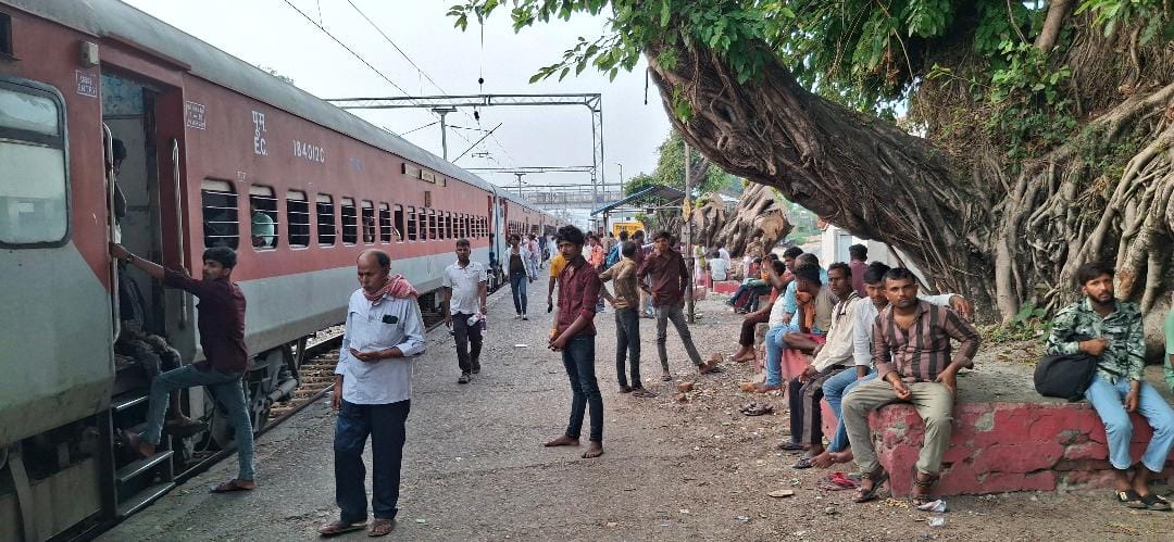 Satyagraha Express stopped at Siswa railway station for one hour and 44 minutes.