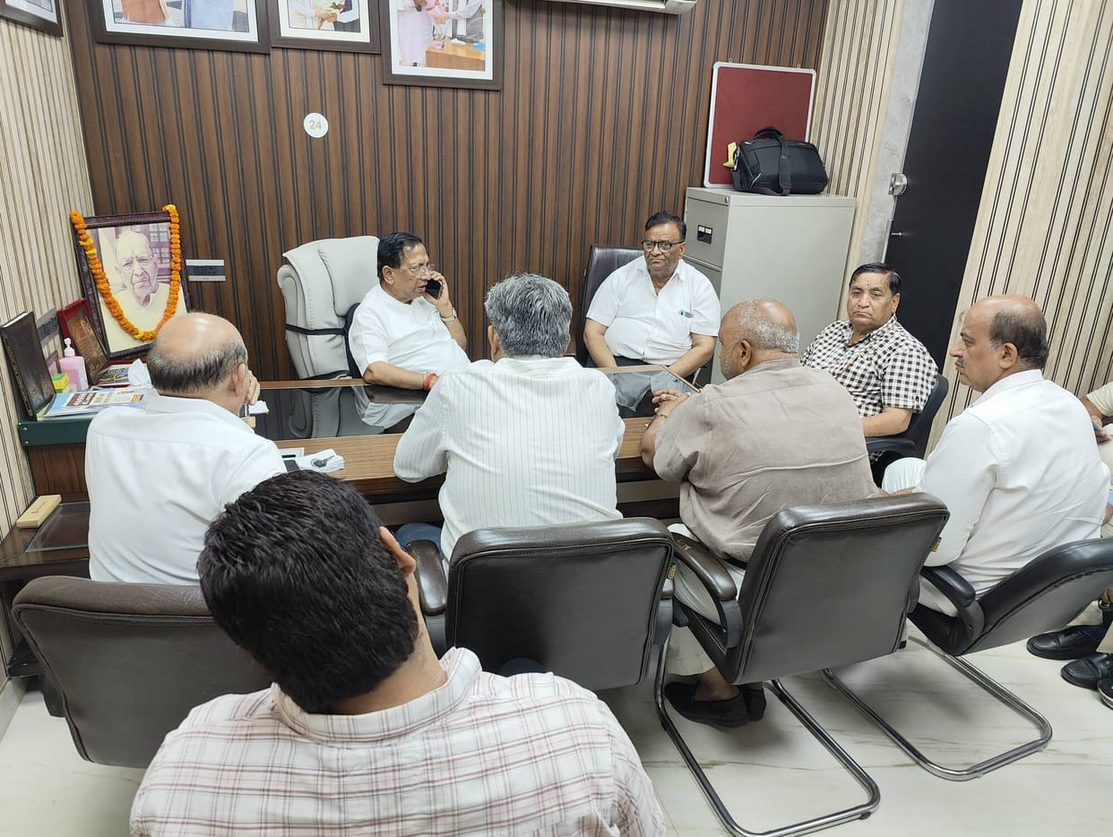 Traders protested against police challans in the market and residential areas.