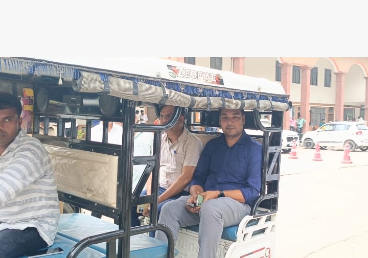 SDM arrives in e-rickshaw to resolve land dispute