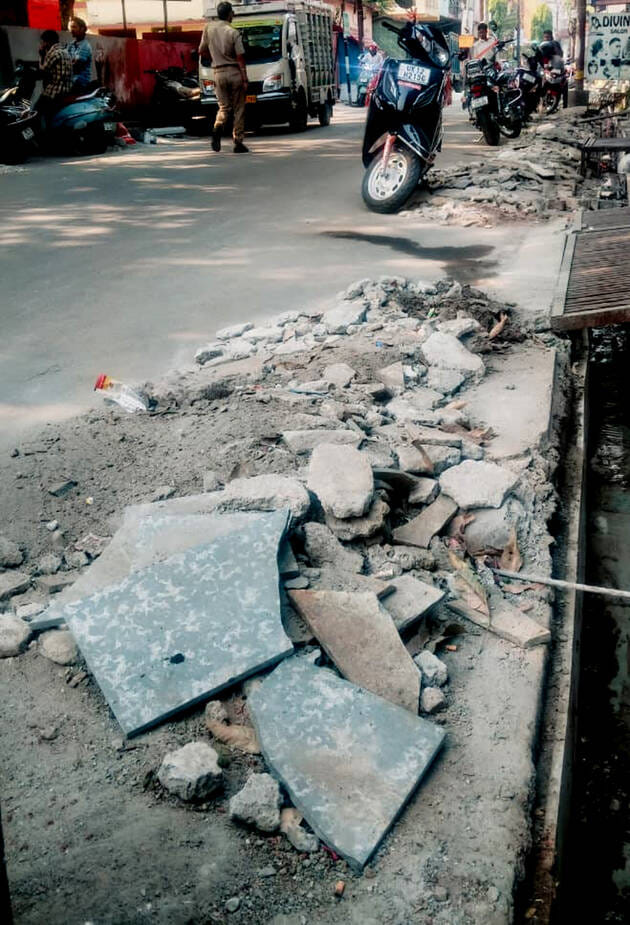 श्रीनगर के थाना रोड़ पर इस तरह से मलबा किया सडक के किनारे  डंप ------ संवाद