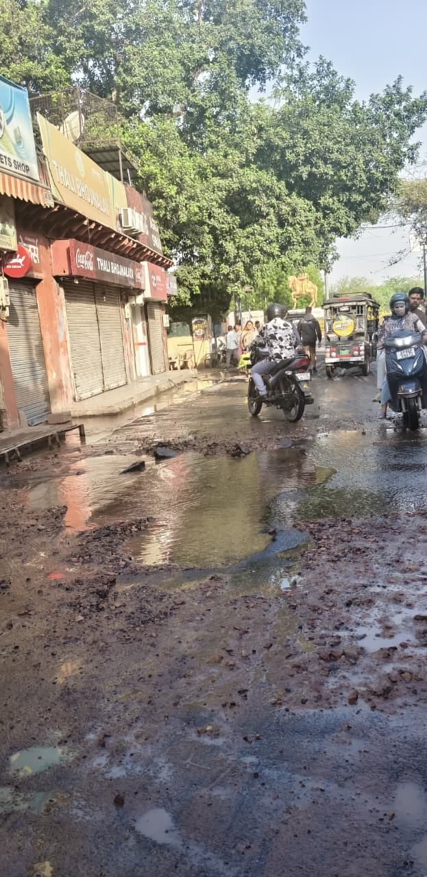 Water pipeline bursts in Tajganj, Ganga water wasted