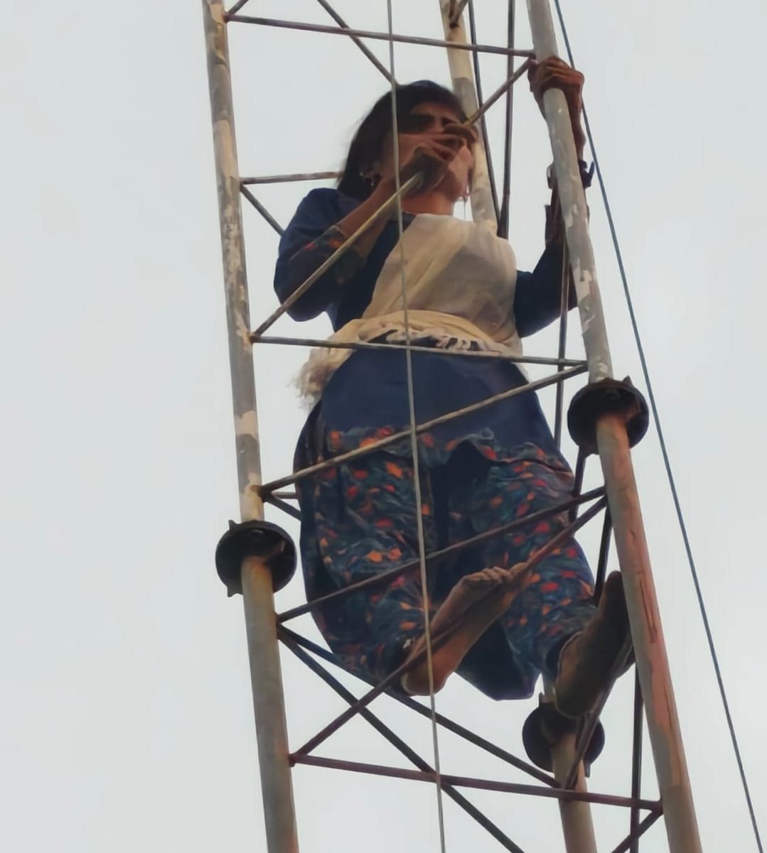 Girl climbed the tower to marry her lover