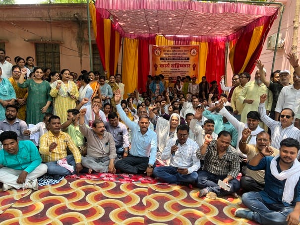 Contract doctors and employees staged a strike after not receiving their salaries for two months.