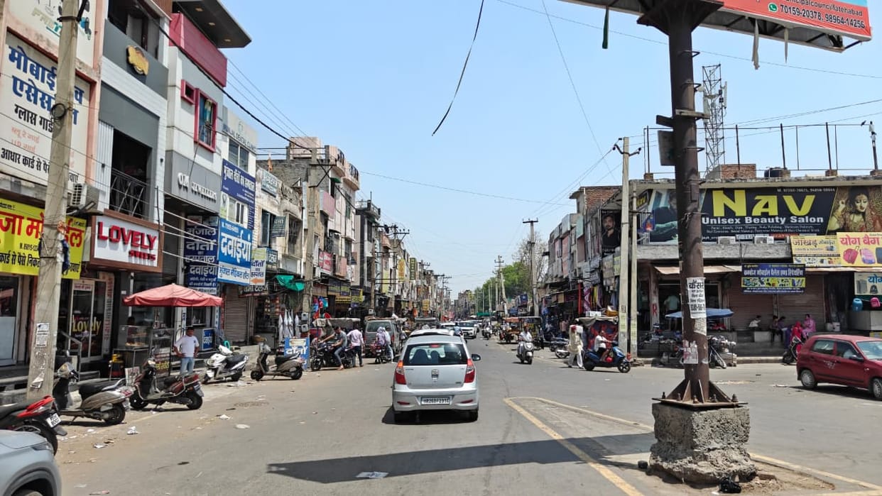 The scorching heat increased the difficulties of passersby and villagers