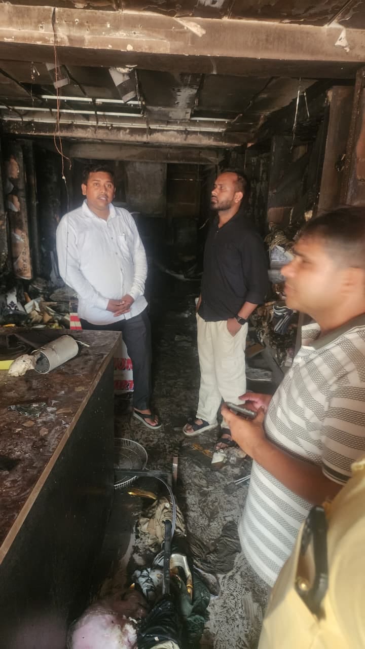 A short circuit caused a fire in a clothing showroom, causing losses worth lakhs.