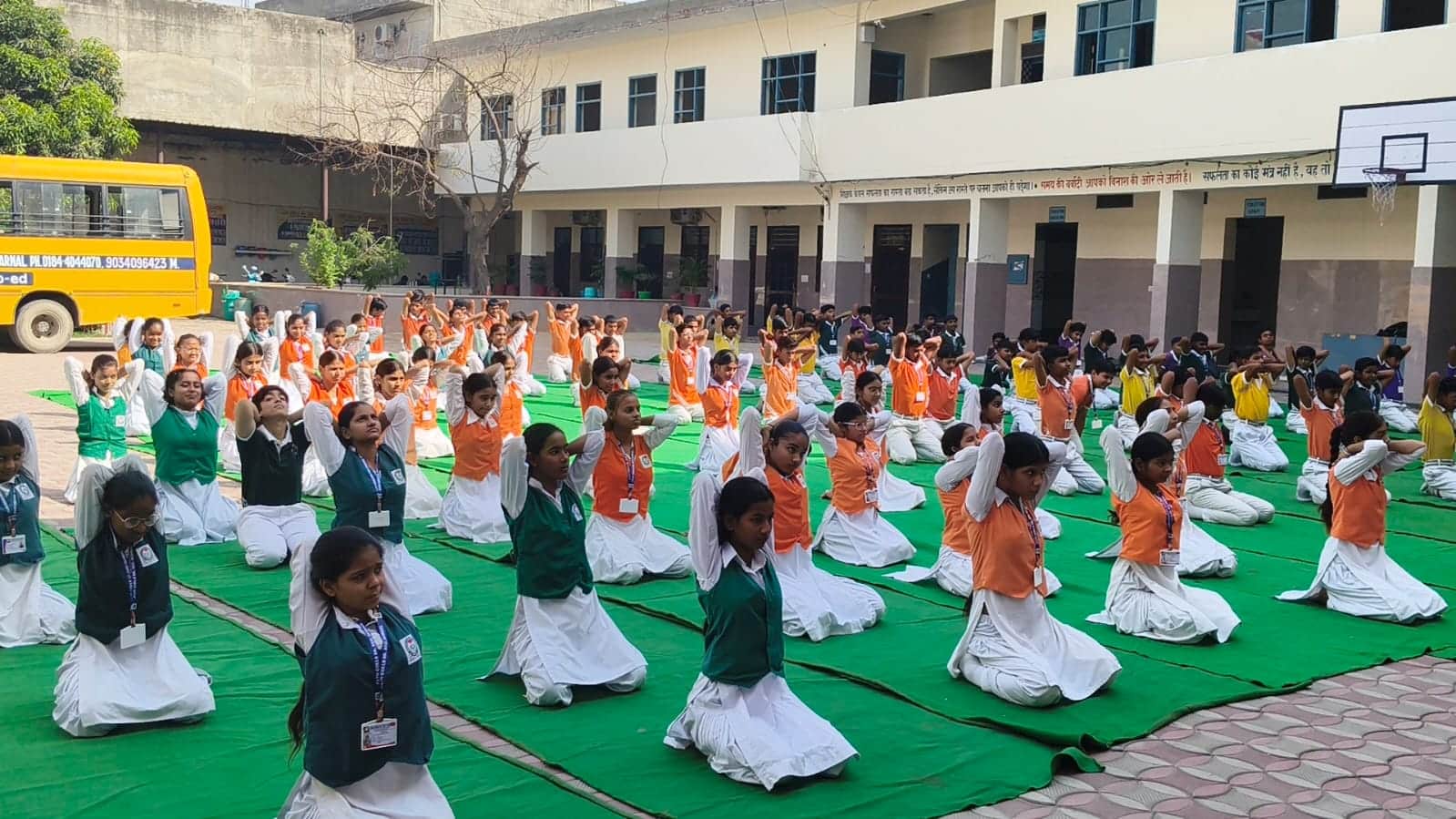 योग का अभ्यास करती छात्राएं। संस्था
