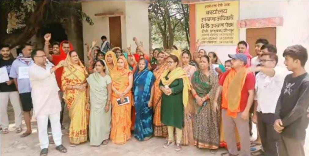 Women protested against power cuts, demonstrated from the intersection to the power house
