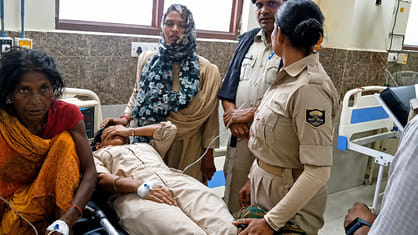 अस्पताल में इलाजरत घायल महिला पुलिस कर्मी