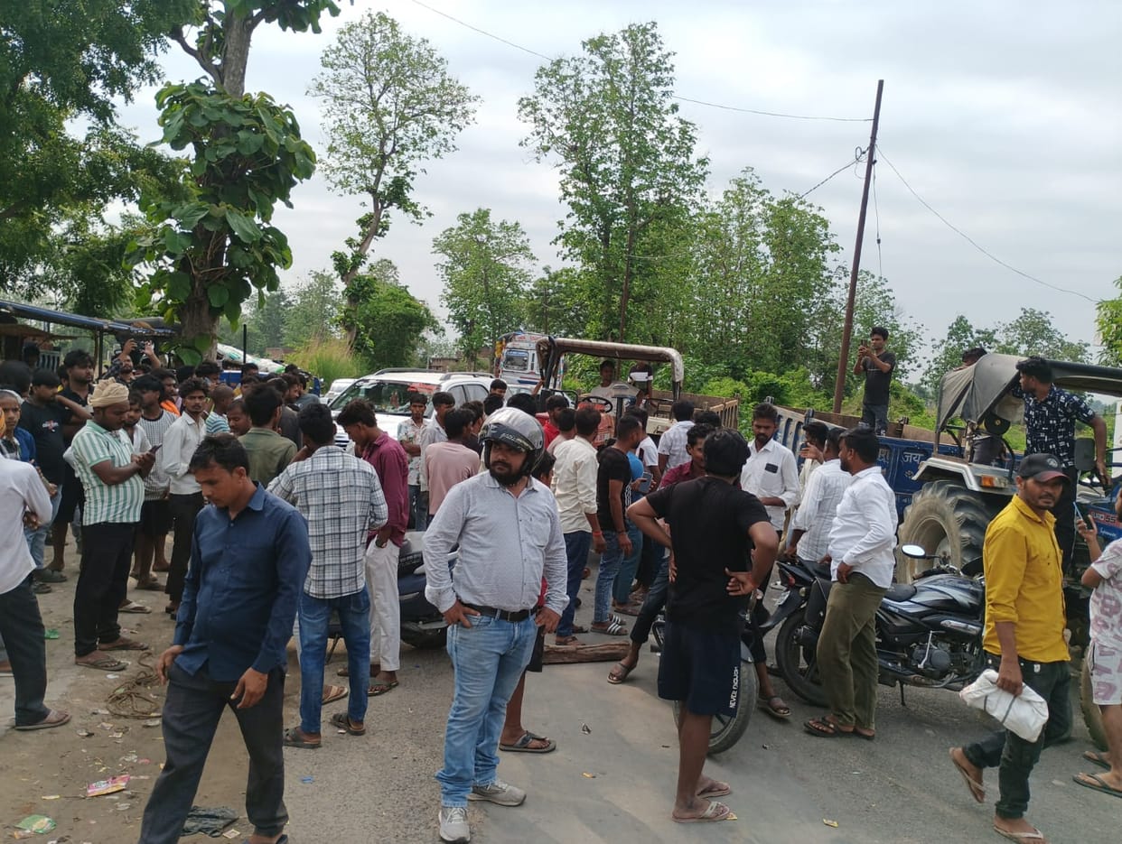 Despite waiting in line overnight, petrol and diesel were not available and the Brijmanganj-Farenda road was blocked.