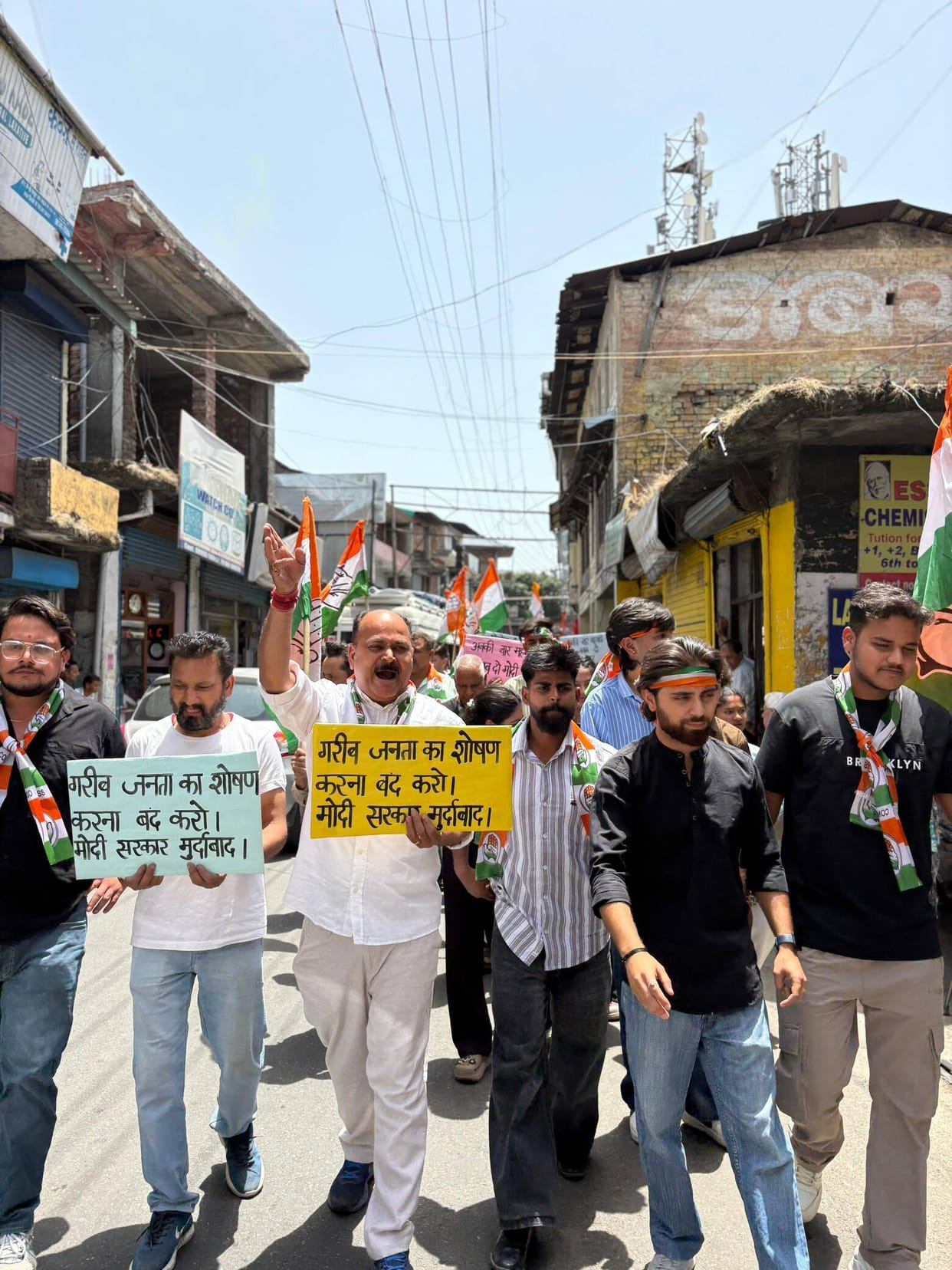 Congress took to the streets against inflation and petrol-diesel prices.