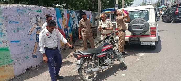20 vehicles without number plates were challaned.