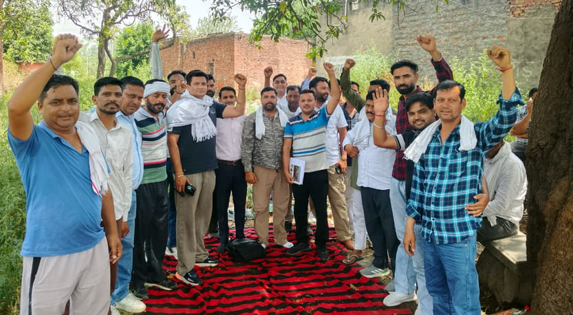 Electricity workers staged a protest, demanding deployment of technical staff in the field.