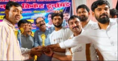 चोपन के रेलवे ग्राउंड पर आयोजित क्रिकेट प्रतियोगिता के दौरान खिलाड़ियों को सम्मानित करते अतिथ