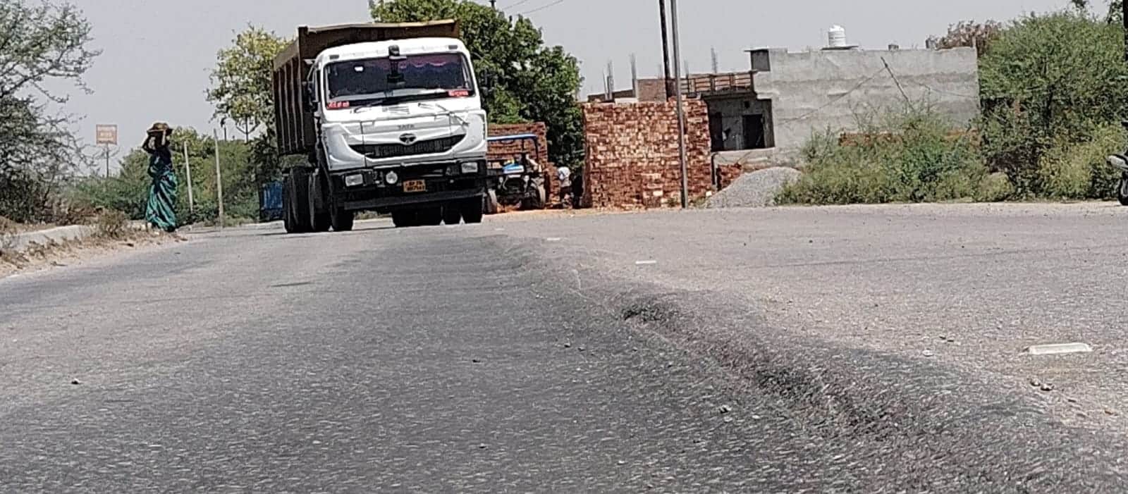 फोटो - 01 गर्मी की वजह से सड़क का पिघला हुआ डामर। संवाद