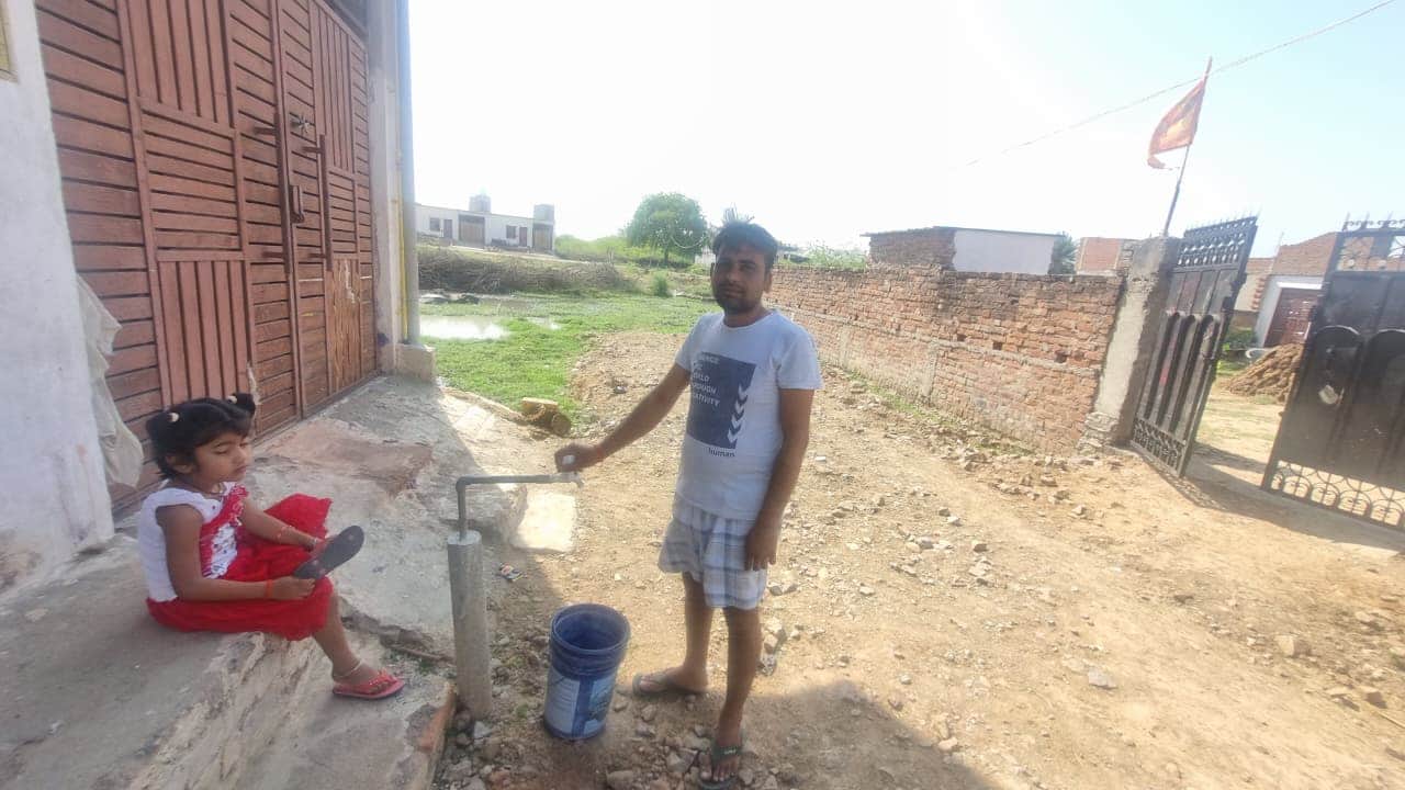 फोटो - 03 सूखा पड़ा नल दिखाता स्थानीय युवक।