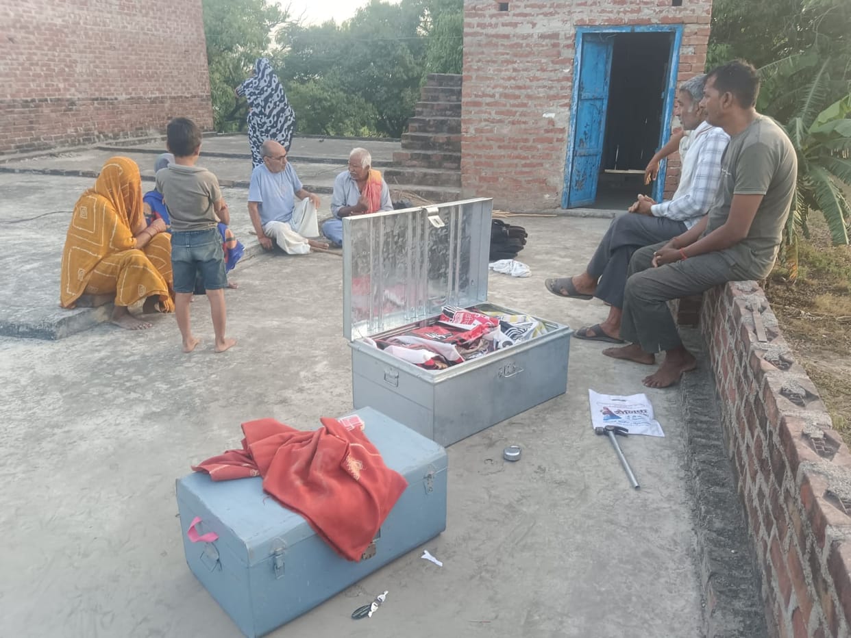The family members slept, while the thieves stole cash and jewellery.