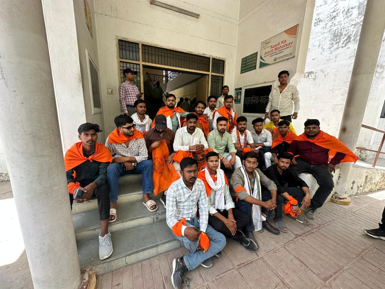 फोटो 12::::कृषि इंजीनियरिंग कॉलेज के प्रशासनिक भवन में धरना देते एबीवीपी कार्यकर्ता। स्रोत स्वय
