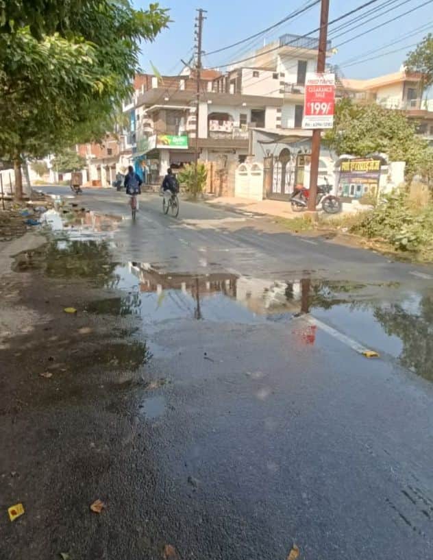 फोटो-17-अमृत योजना की भूमिगत पाइप लाइन टूटने से पुलिस लाइन रोड पर होता पानी का रिसाव।  संवाद