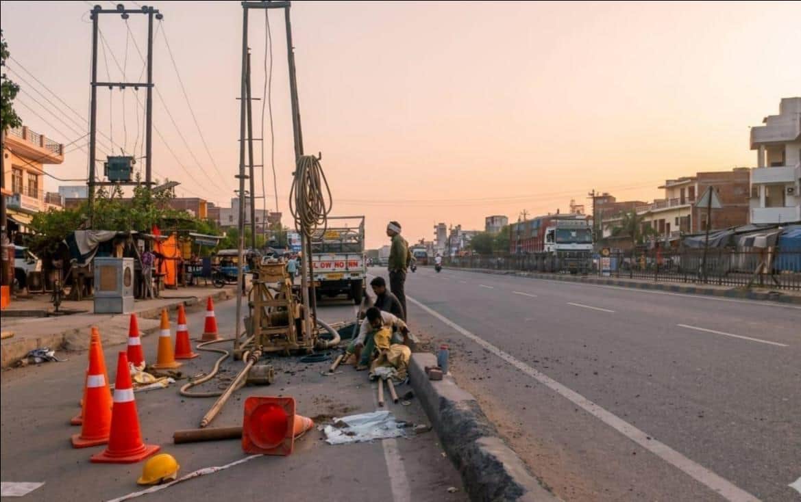 फोटो-19--नवाबगंज कस्बे में पुल निर्माण स्थल पर स्वैल टेस्टिंग के लिए ड्रिलिंग करते कर्मचारी। सं