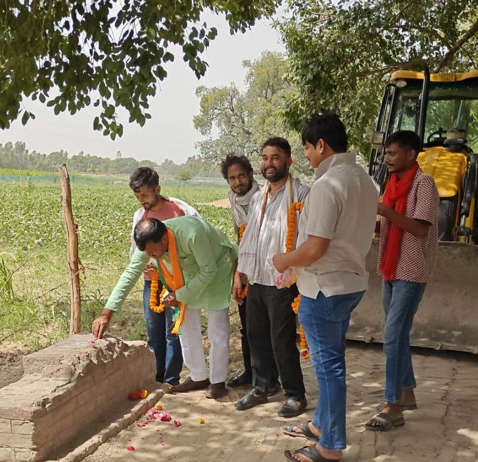 फोटो-2-सड़क निर्माण के लिए भूमि पूजन करते सहकारी ग्राम विकास बैंक अध्यक्ष। स्रोत: ग्रामीण।