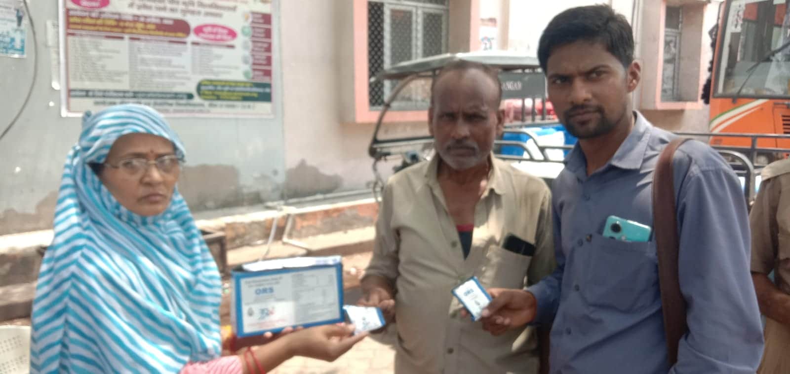 फोटो - 20 कंडक्टर को मेडिकल किट देती स्टेशन इंचार्ज।