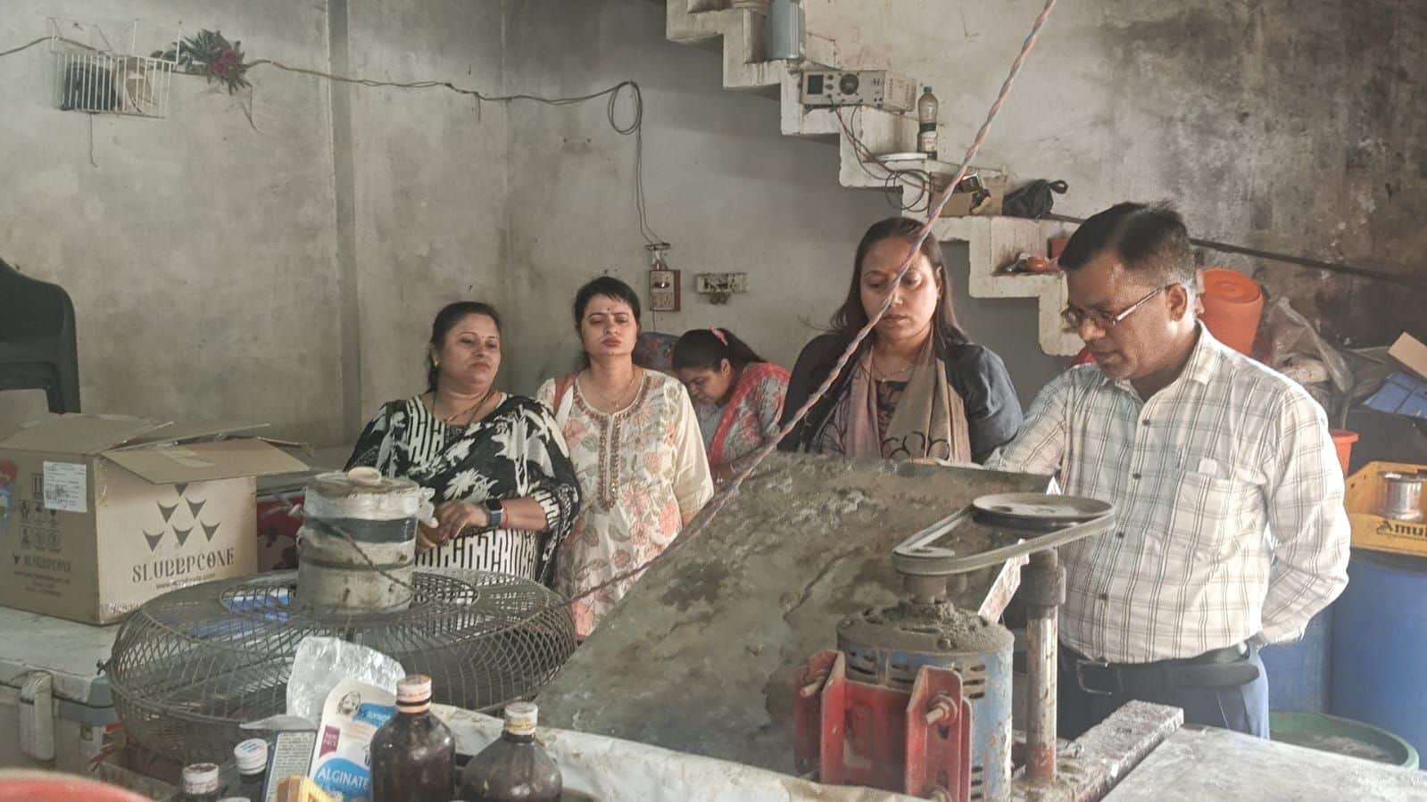फोटो-28-आइसक्रीम फैक्टरी में जांच करते खाद्य सुरक्षा अधिकारी। स्रोत: कर्मचारी।