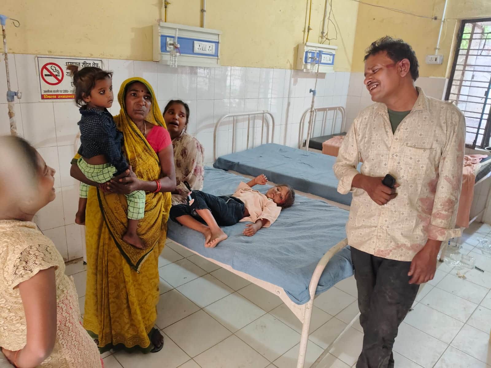 फोटो - 28 सीएचसी में घायल कमल कुमार व बच्चे। संवाद