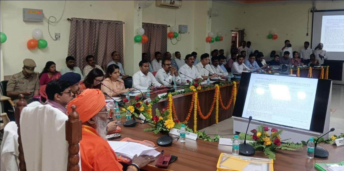 फोटो-28-विकास भवन सभागार में दिशा की बैठक में मौजूद सांसद, विधायक और अधिकारी। संवाद