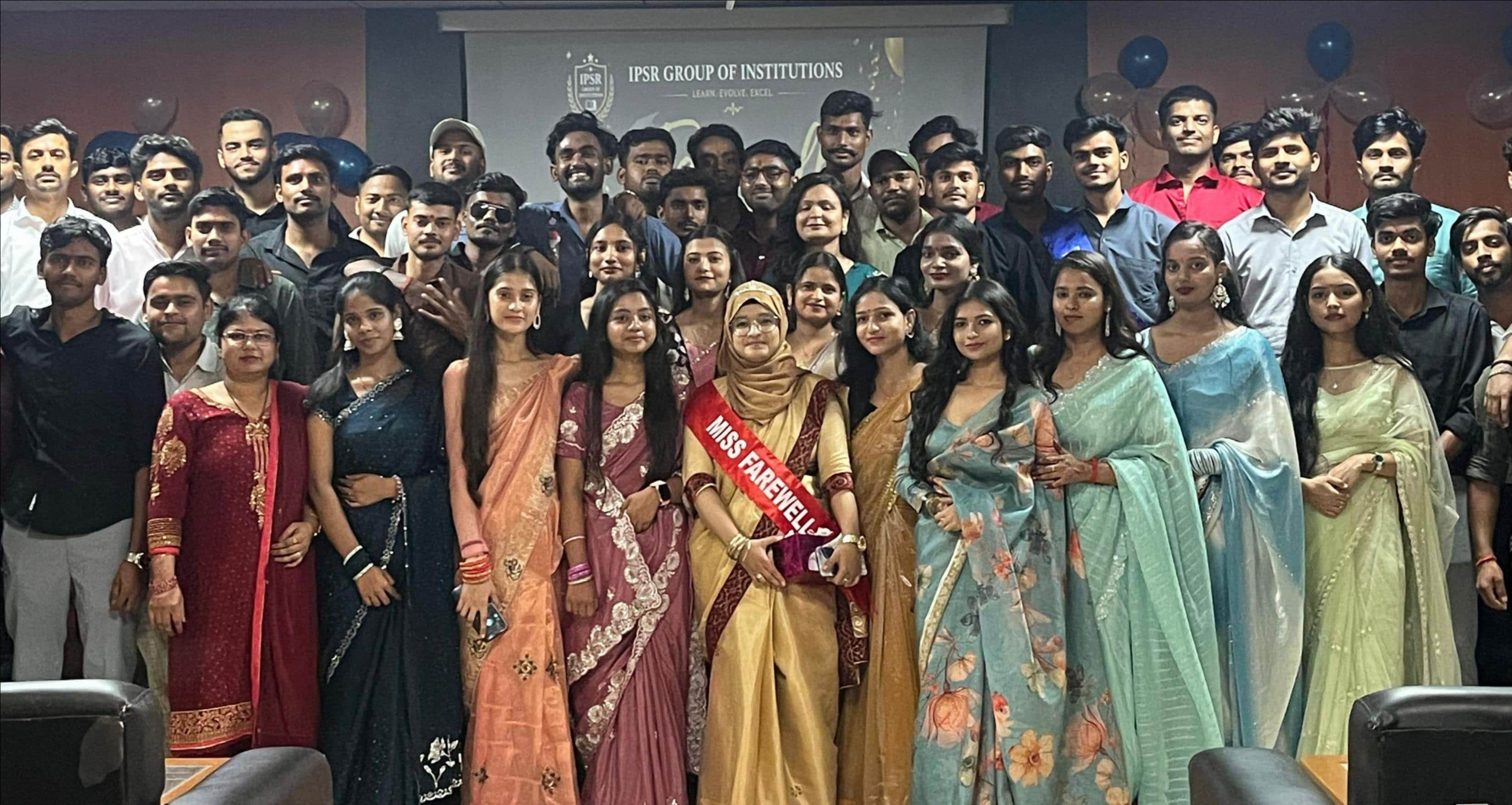 फोटो-32- विदाई समारोह में मौजूद फार्मेसी के छात्र-छात्राएं। स्रोत: कॉलेज
