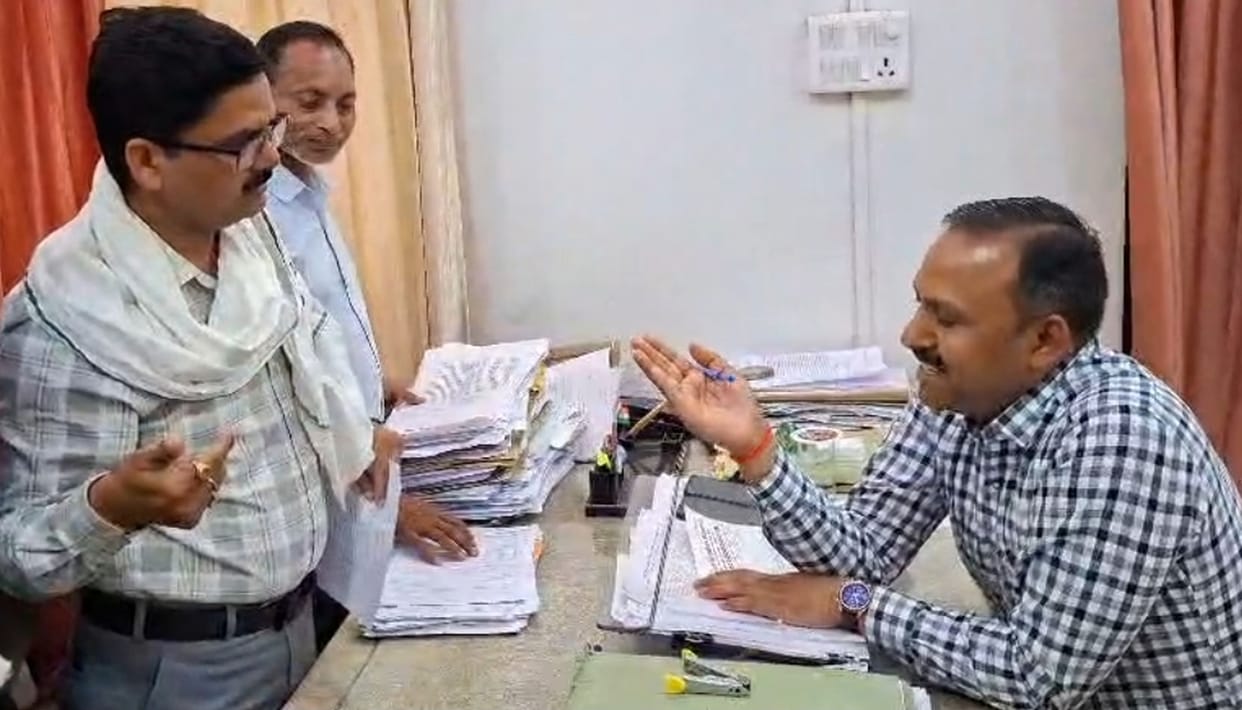 Chaos Prevails on Day One of Census; Enumerators Face Difficulties Throughout the Day at the Tehsil Office