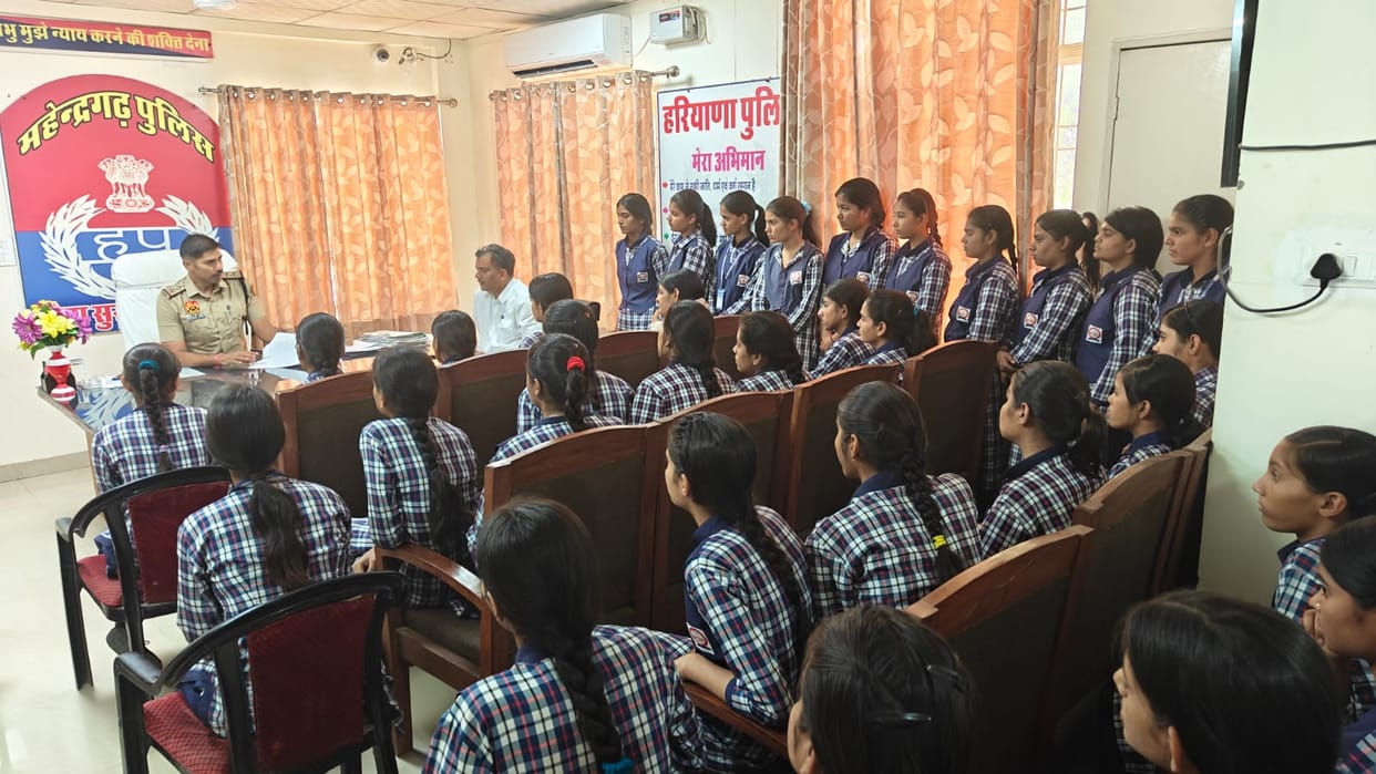 Female Students Learn About the Internal Functioning of the Police Station