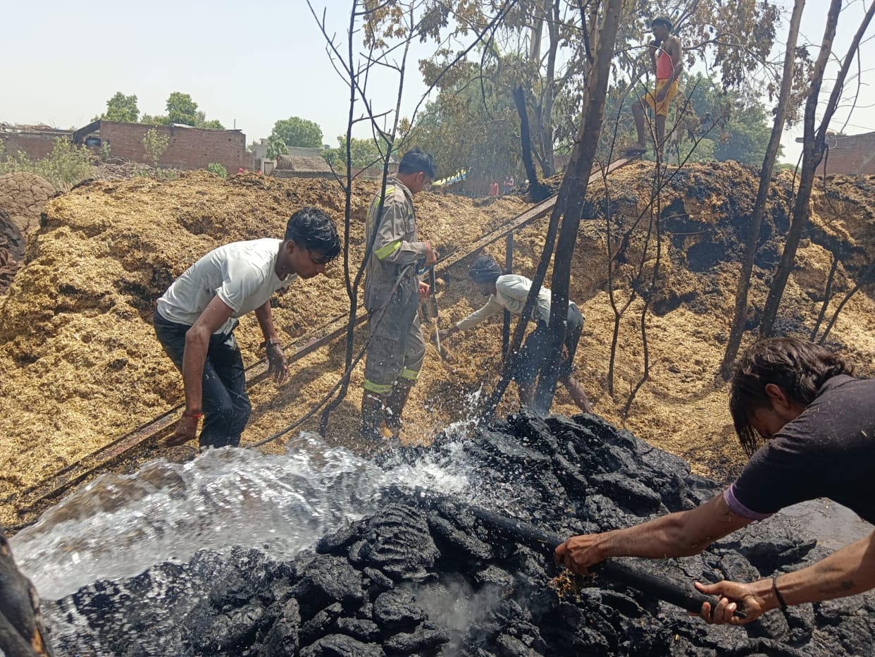 A fire in a garbage dump burned the towers