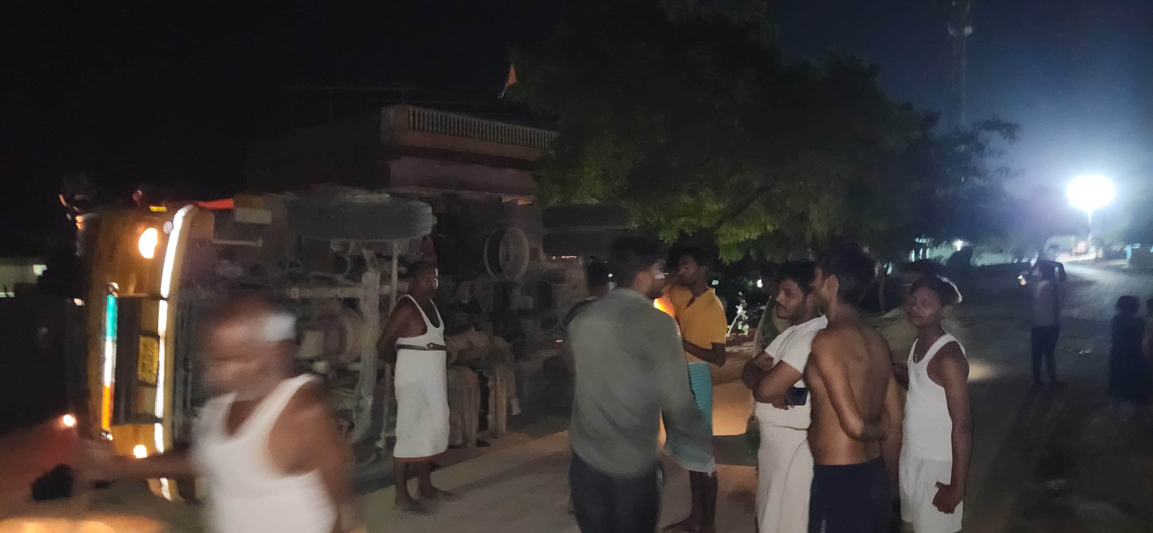 हाथीनाला क्षेत्र में दुर्घटनाग्रस्त बालू लदा टीपर।