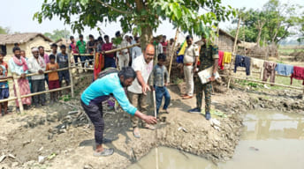 इसी गड्ढे में डुबा दो मासूम